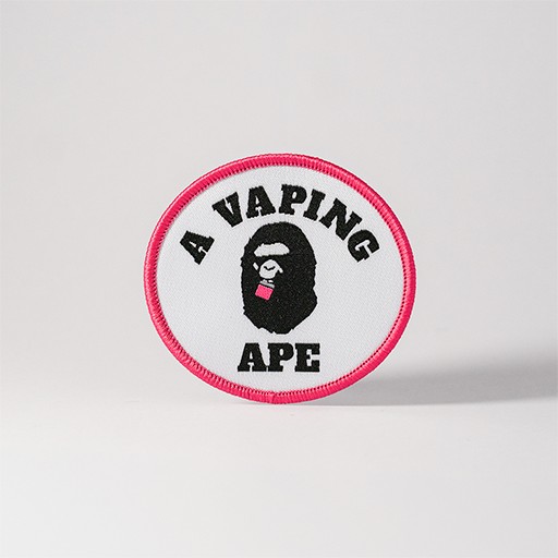 Vitt tygmärke med texten "A Vaping Ape"