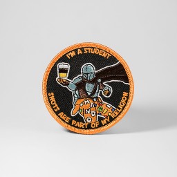 Orange tygmärke med texten 