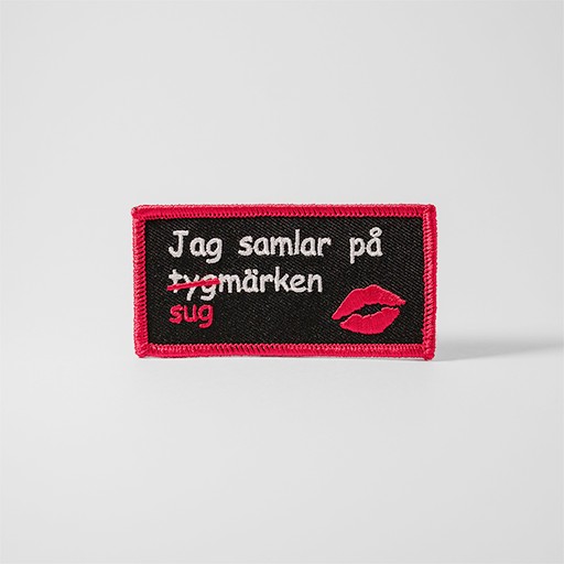 Svart tygmärke med texten "Jag Samlar På Sugmärken"