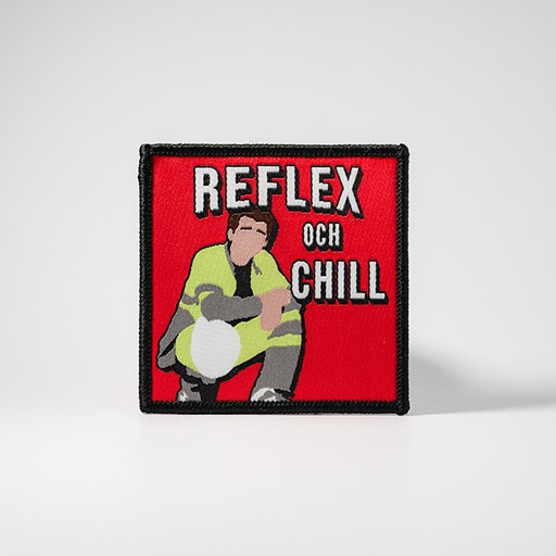 Rött tygmärke med texten "Reflex och Chill"