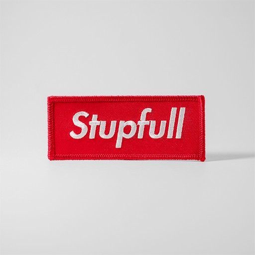 Rött tygmärke med texten "Stupfull"