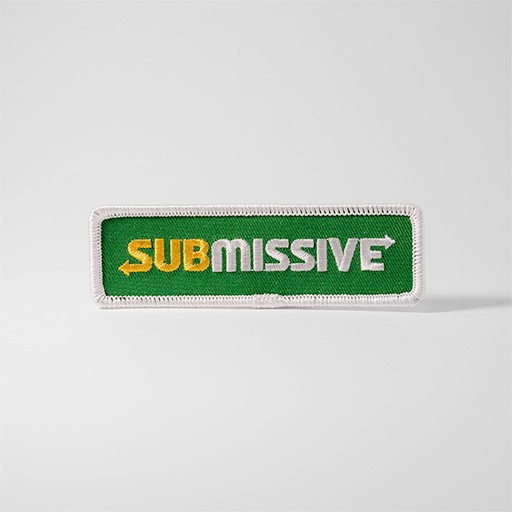 Grönt tygmärke med texten "Submissive"