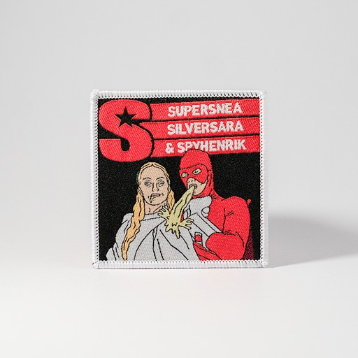 Rött tygmärke med texten "Supersnea Silversara & Spyhenrik"