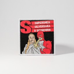 Rött tygmärke med texten 